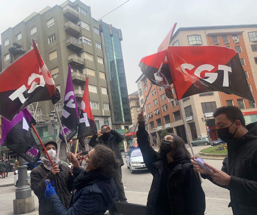 Los trabajadores y representantes de la CGT protestaron en la plaza de Lazúrtegui de Ponferrada
