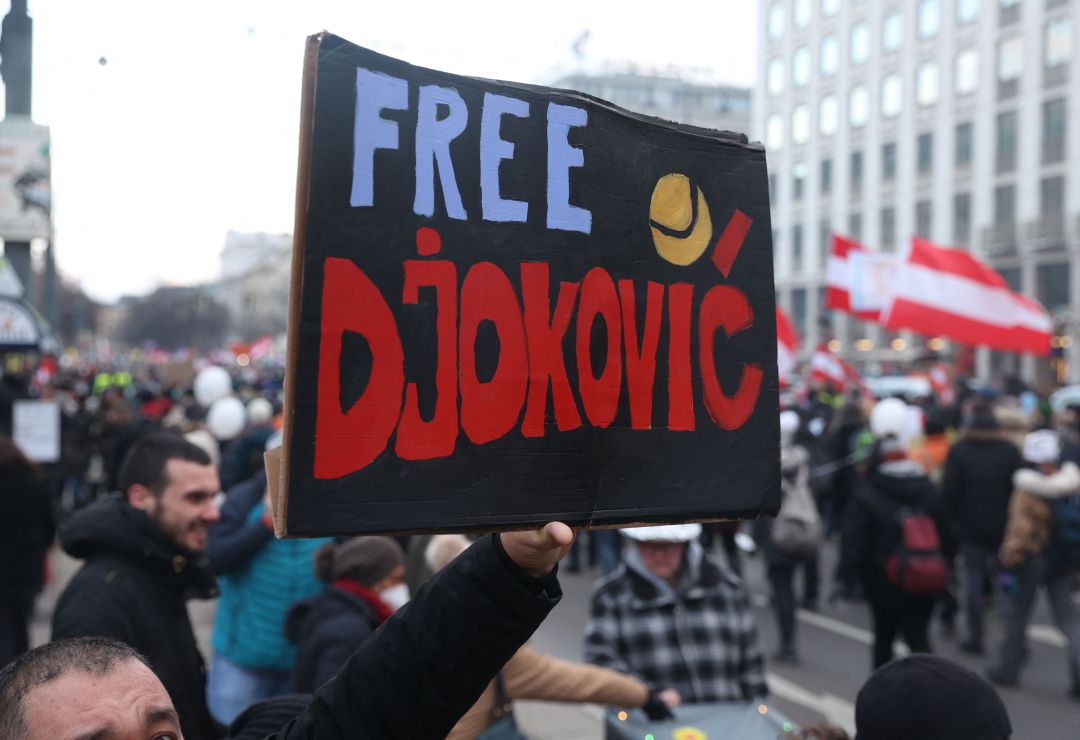 Una pancarta a favor del tenista serbio