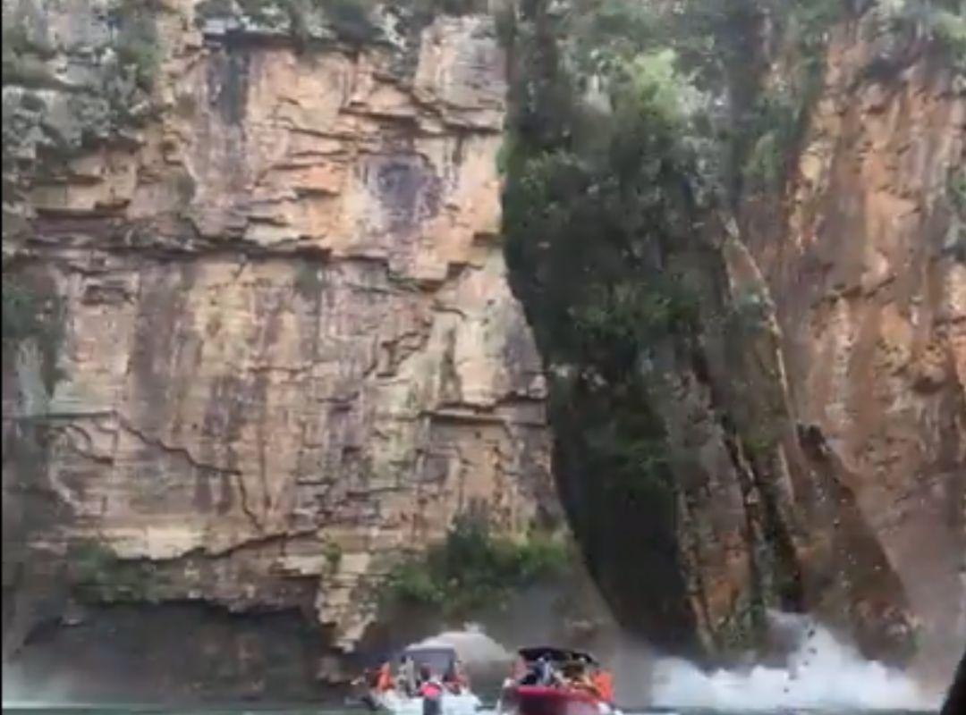 Una roca gigante cae sobre unas barcas en Brasil (captura de vídeo).