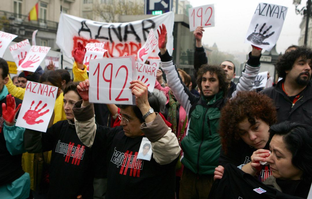 Manifestantes en noviembre de 2004 pidiendo al Gobierno de Aznar responsabildiades por el 11M.