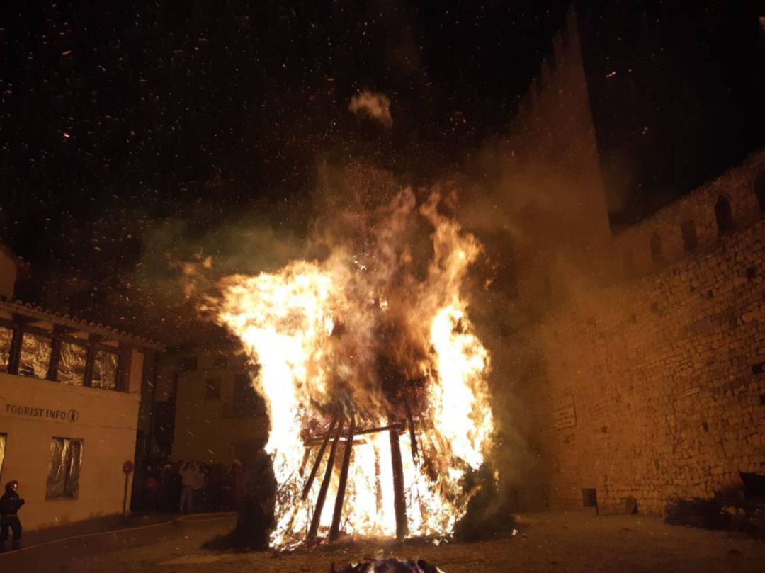 Tradicional hoguera de Sant Antoni en Morella de 2020