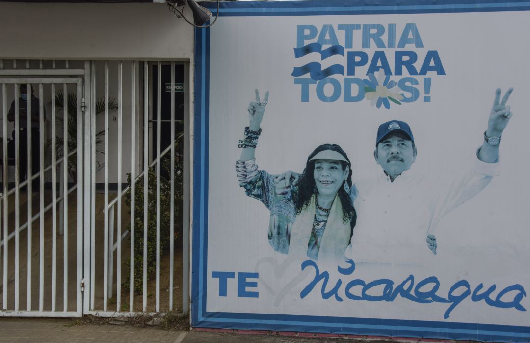 Un cartel con la imagen del presidente nicaragüense, Daniel Ortega, y la vicepresidenta, Rosario Murillo, en la entrada de un edificio gubernamental de Managua.
