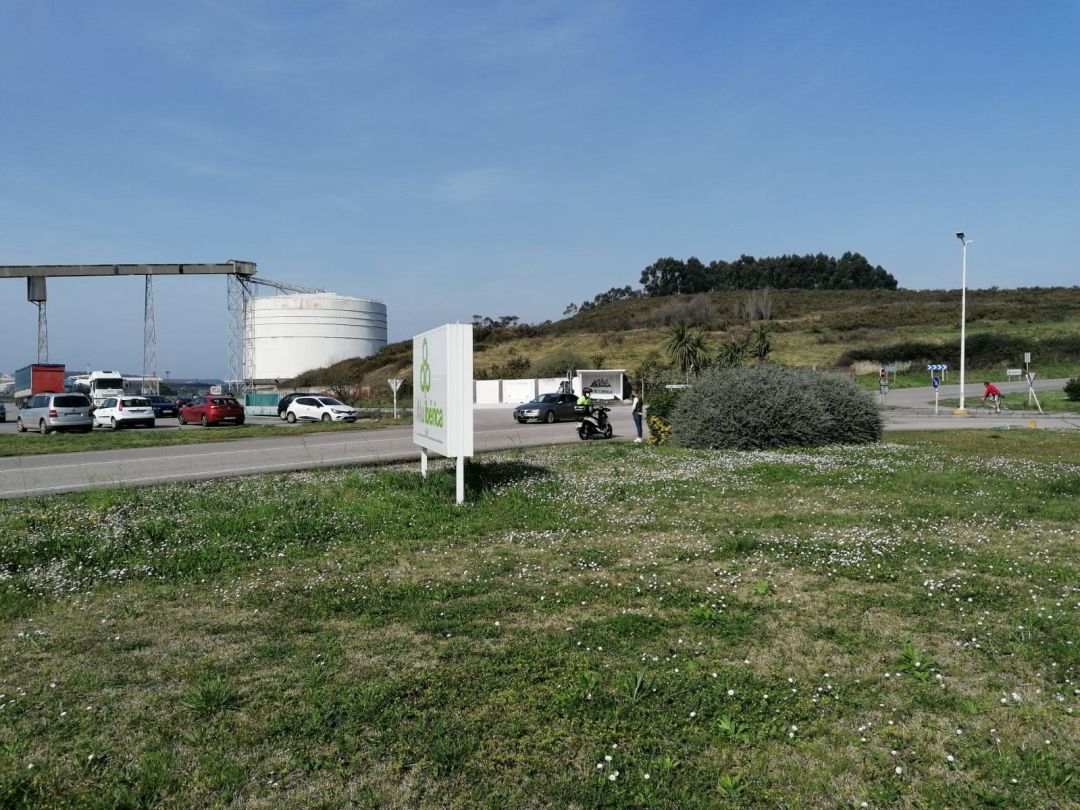 Entrada a las instalaciones de Alu Ibérica, antigua Alcoa, en Avilés