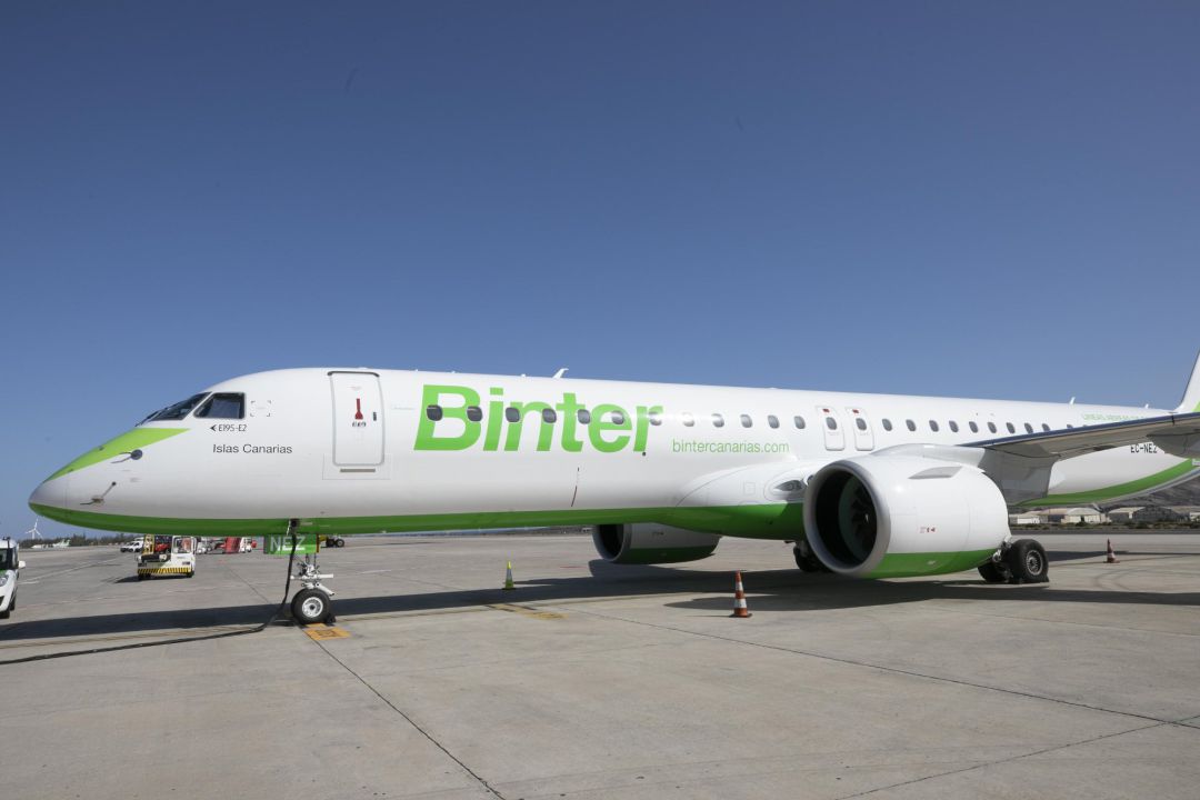 Avión de la compañía aérea canaria Binter, una de las que opera actualmente desde el aeropuerto asturiano