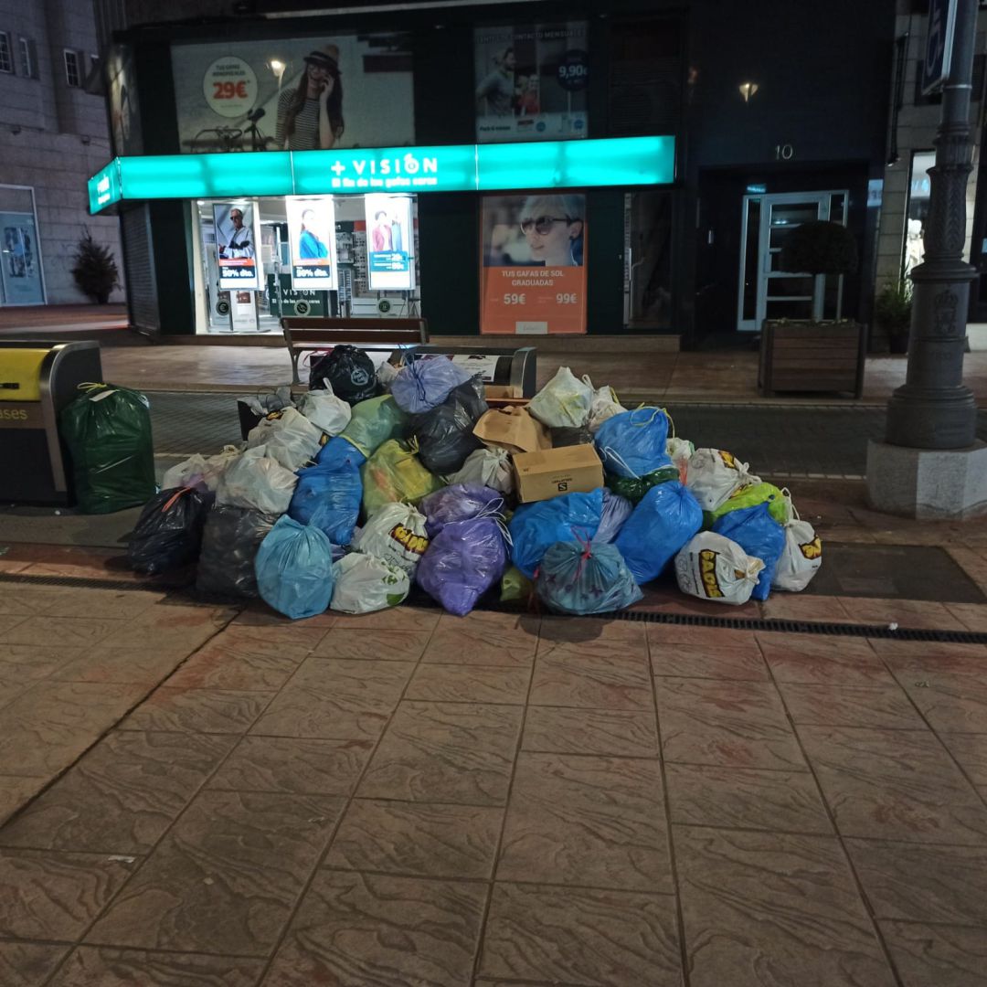 Basura acumulada en la calle Camino de Santiago en los últimos días