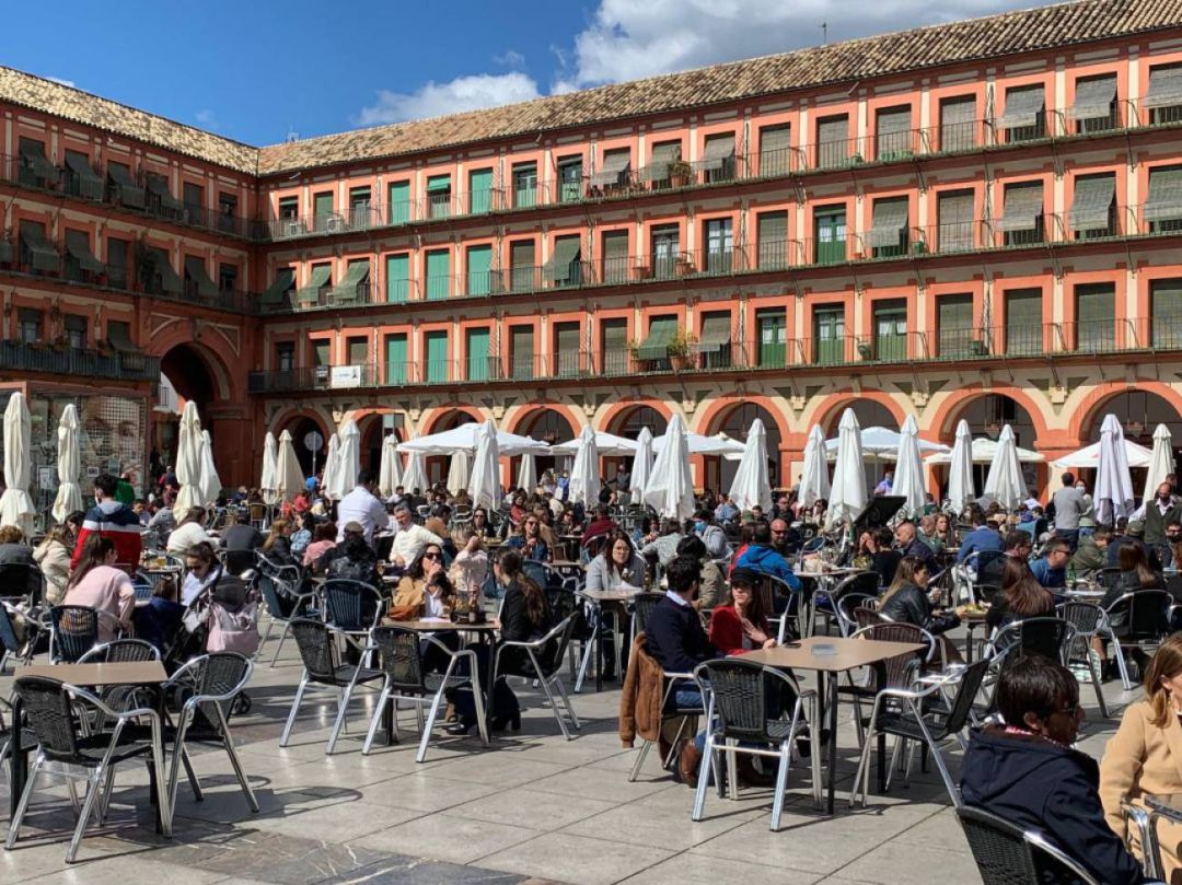 El público abarrota las terrazas de los bares que ocupan gran parte de la superficie de la plaza de La Corredera