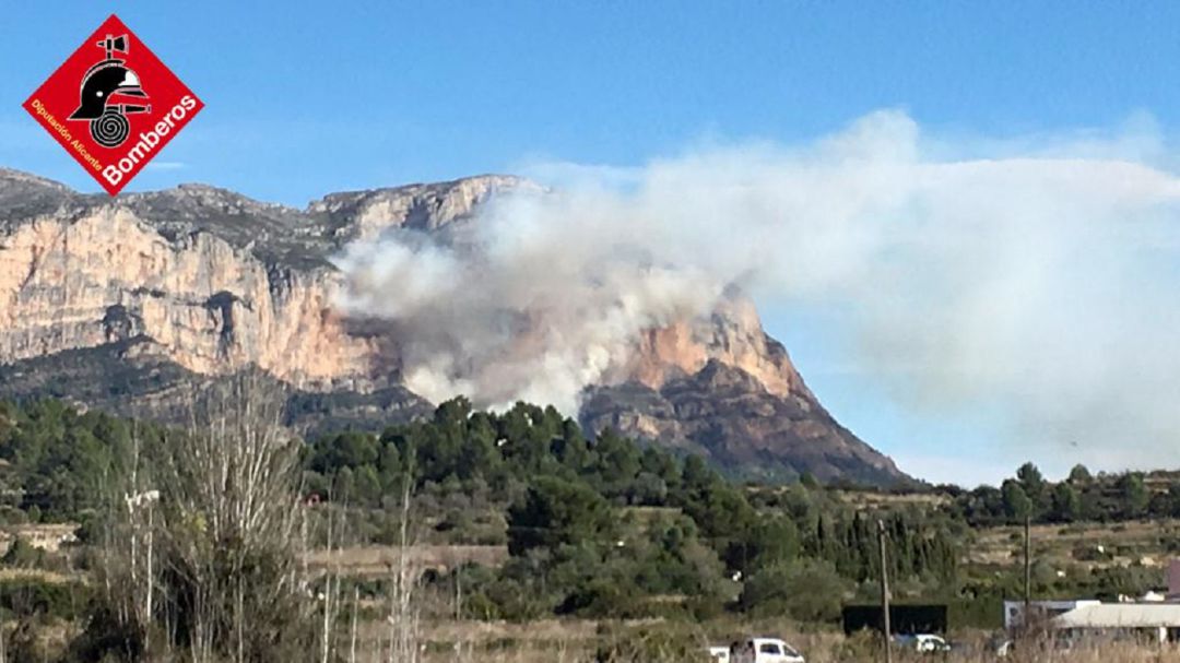 Declarado un incendio en una zona de pinada en el Montgó, en término de Xàbia