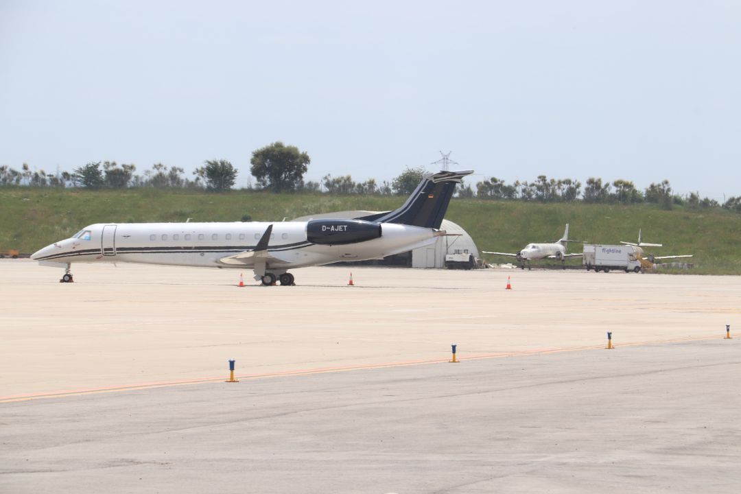 Avions a la pista de l'aeroport Girona-Costa Brava