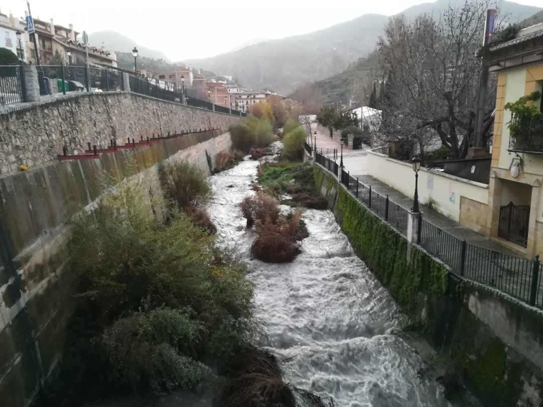 Vista del casco urbano de Monachil (Granada), con el río del mismo nombre en primer plano