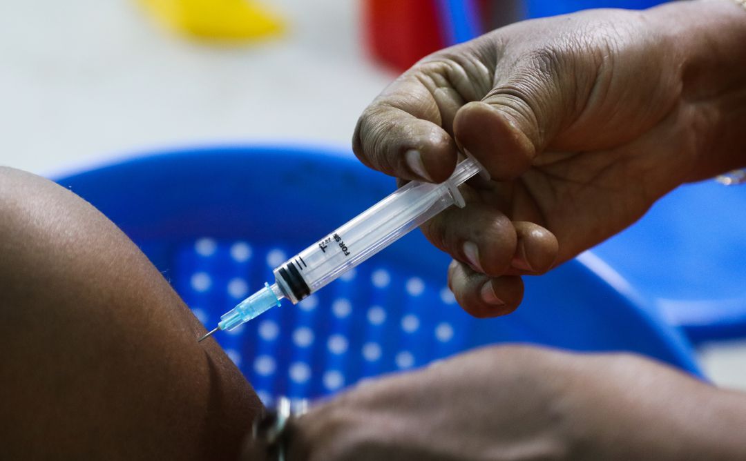 Una persona recibe una dosis de la vacuna contra la COVID-19.