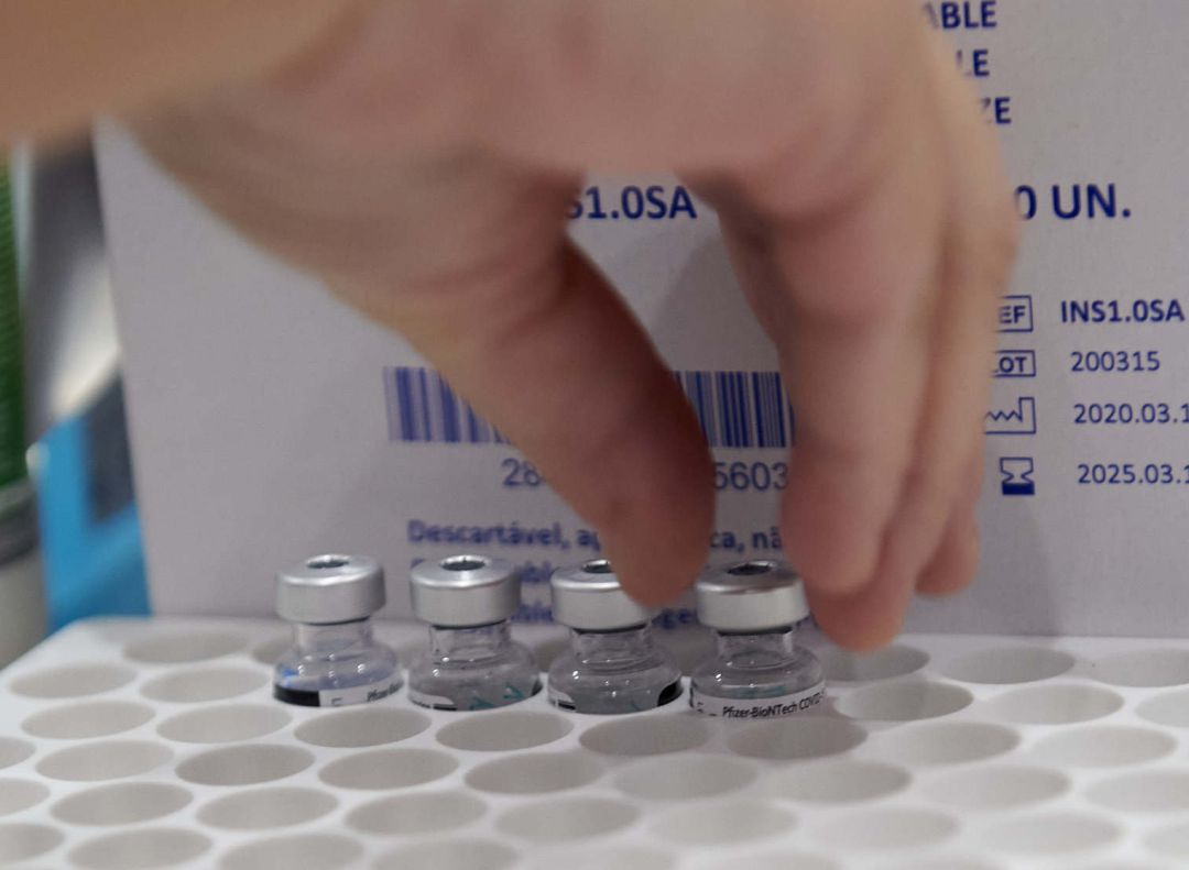 Varios frascos con la segunda dosis de la vacuna de Pfizer-BioNTech contra la COVID-19