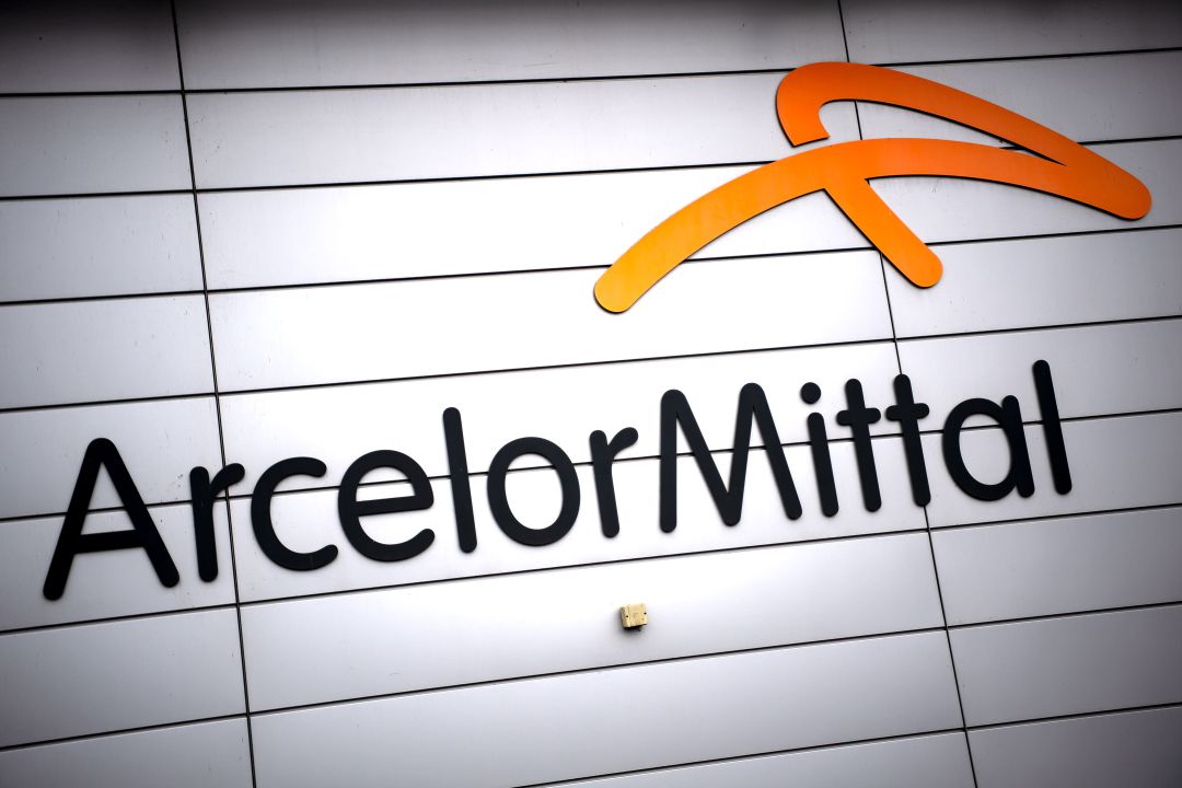 Logotipo de la compañía ArcerlorMittal.