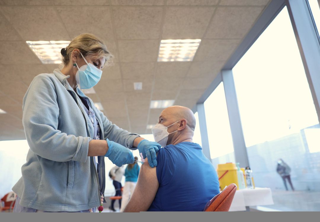Una enfermera inyecta la vacuna contra el Covid-19, en una imagen de archivo