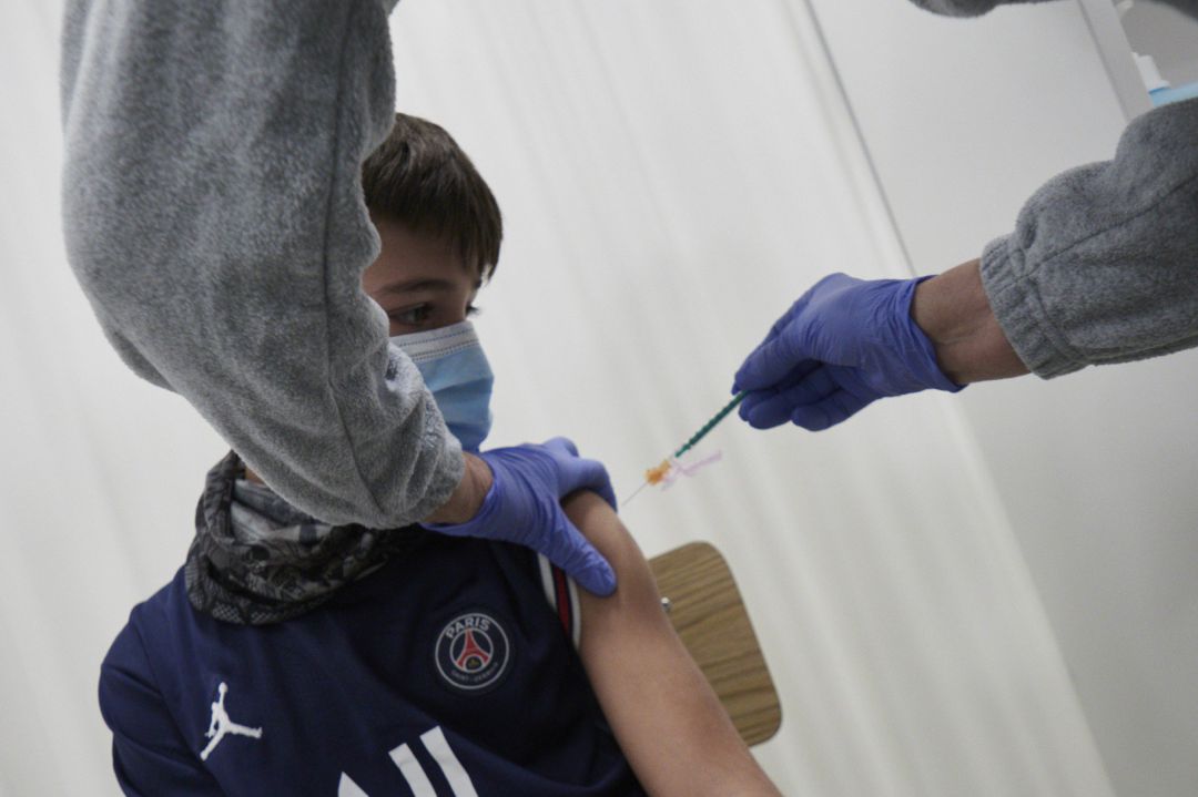 Un niño es vacunado en el centro de vacunación pediátrica