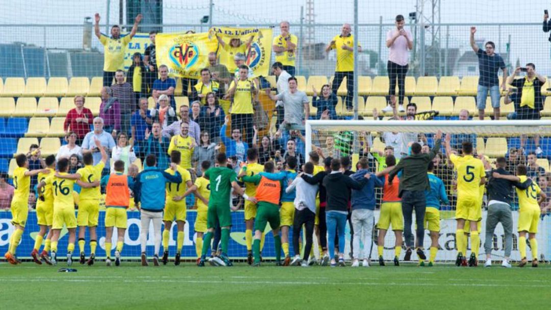 Jugadores del Villarreal B celebran un triunfo en el Mini Estadi