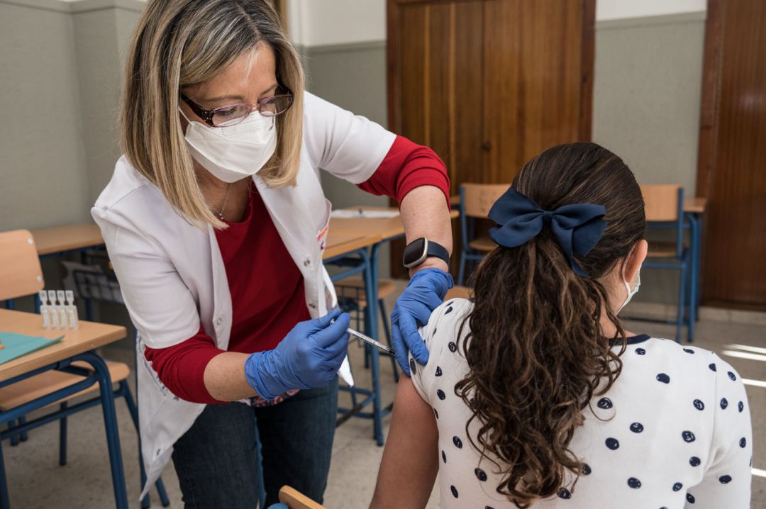 Vacuna contra la covid inyectada a una menor en Granada