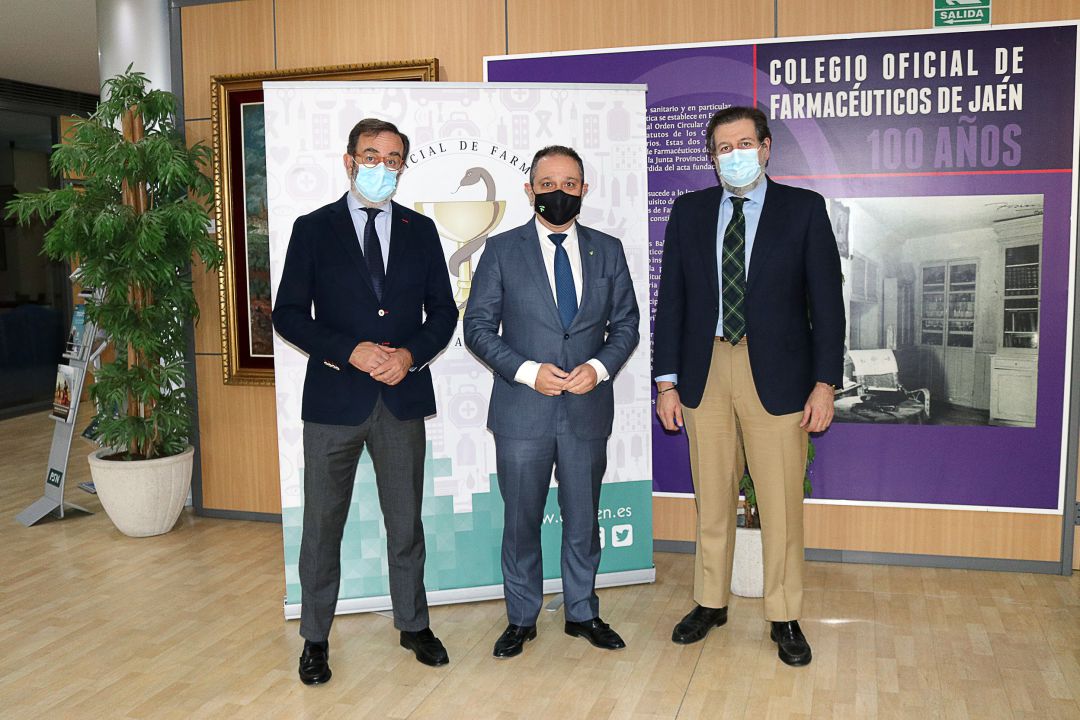 Miembros del Colegio Oficial de Farmacéuticos y Caja Rural de Jaén han renovado su convenio de colaboración