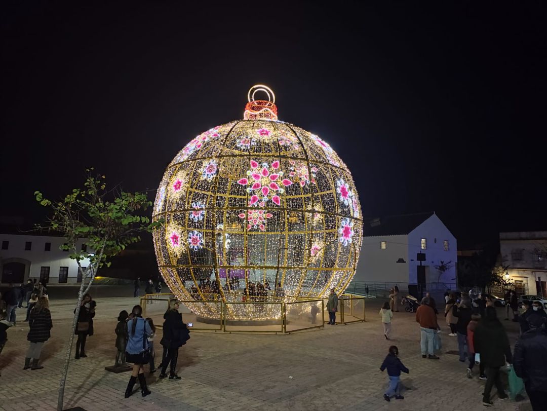 Bola de Navidad instalada en plaza Belén