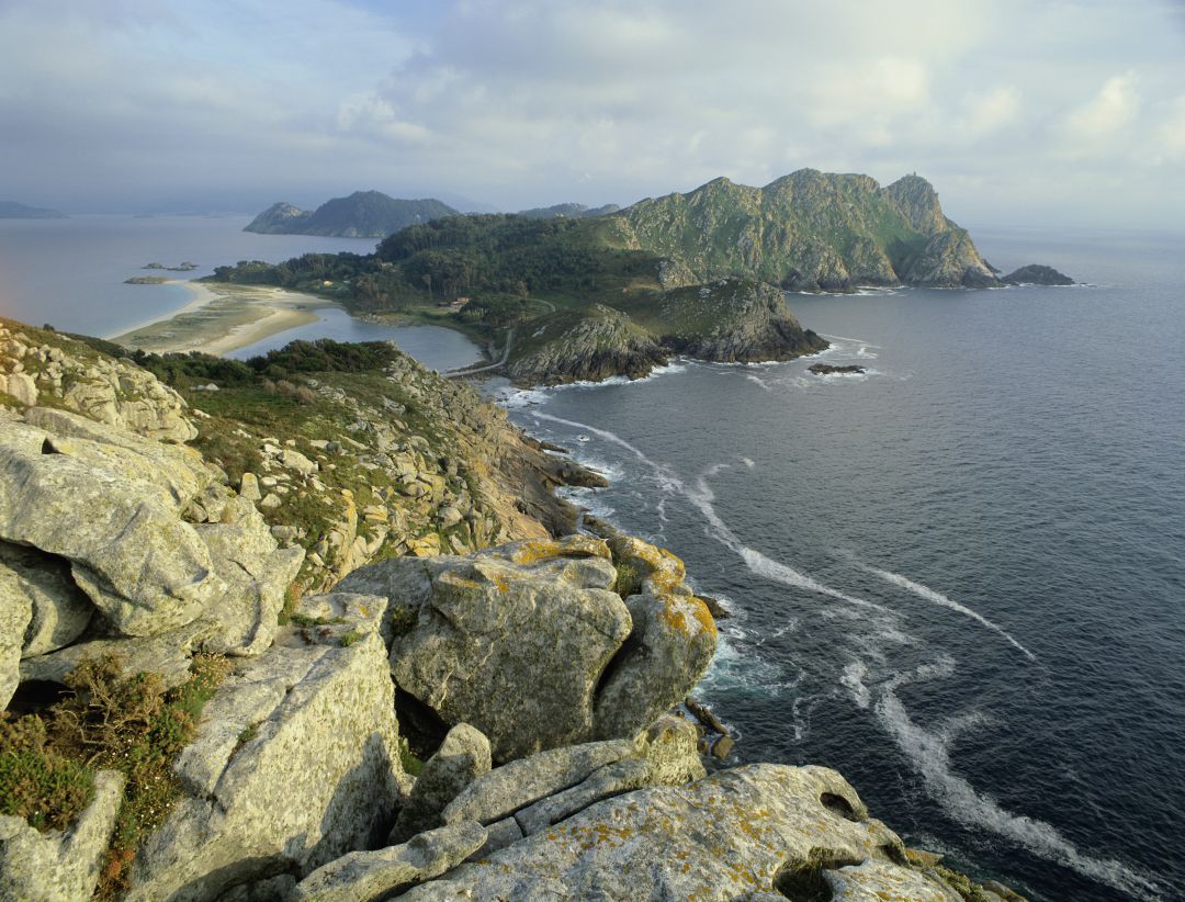 Vista de la isla de San Martino desde la isla de Monteagudo de las Islas Cíes en la provincia de Pontevedra en España.