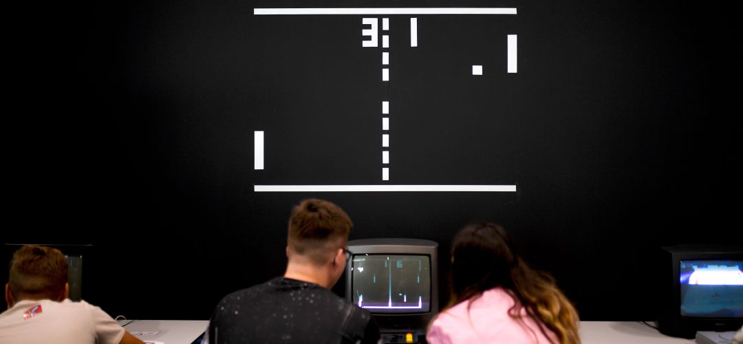 Dos jóvenes juegan una versión doméstica de Pong