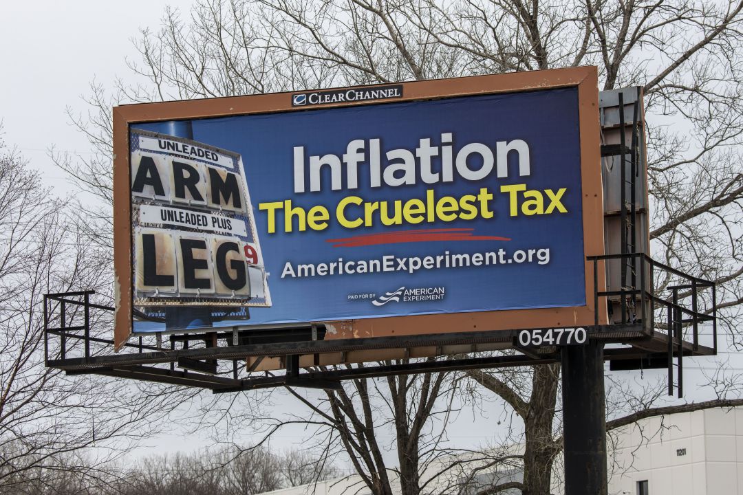 Una valla publicitaria advierte sobre la "crueldad" de la inflación.