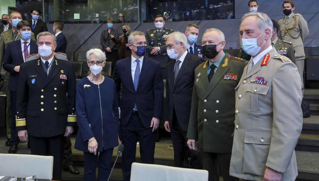 Stoltenberg, secretario general de la OTAN, y Wendy Sherman, representante de Estados Unidos, junto a otros representantes rusos y estadounidenses, este miércoles en Bruselas.