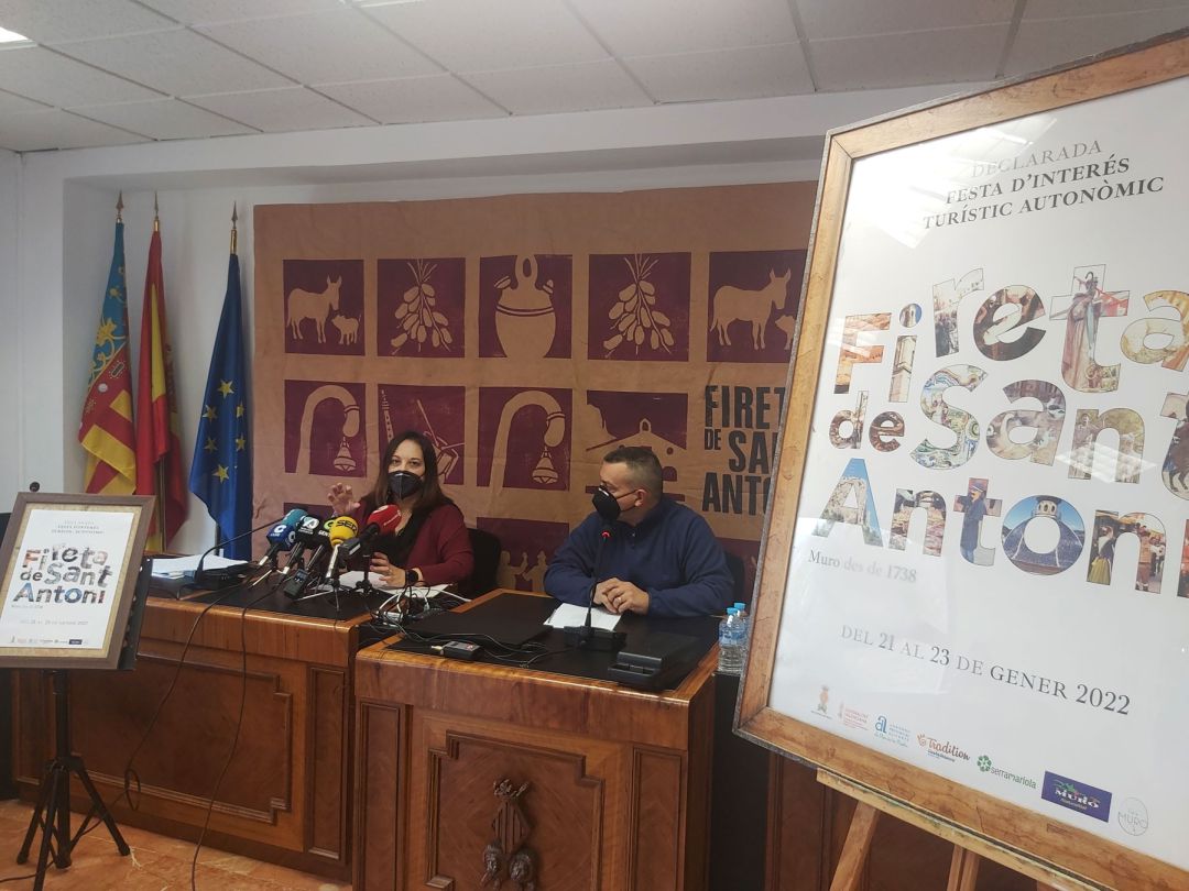 Xelo Cascant, concejal de Cultura y Educación, y Ángel Mollà, concejal de Fiestas y Seguridad, en la rueda de prensa de presentación de la Fireta