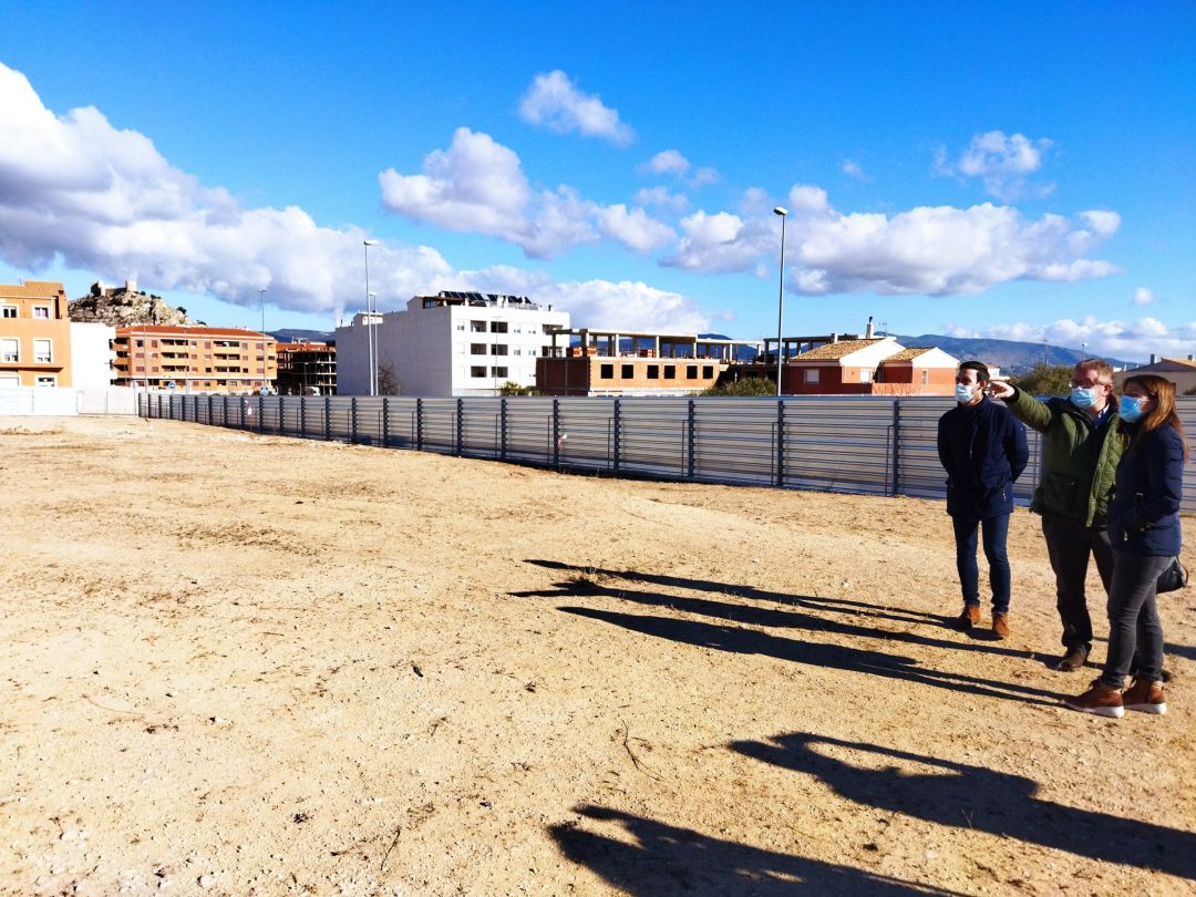 El alcalde Antonio Bernabeu junto a los ediles Raquel Guill y Román Sáez en la parcela donde se construirá el nuevo colegio.