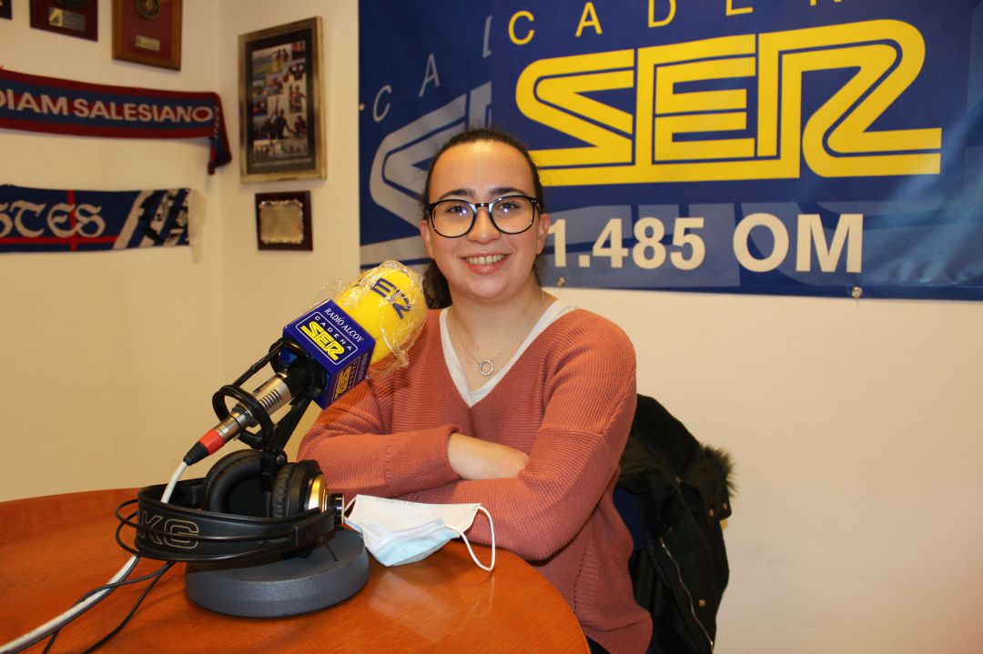La estudiante del Campus de Alcoy de la UPV, Inés Mira, en los estudios de Radio Alcoy