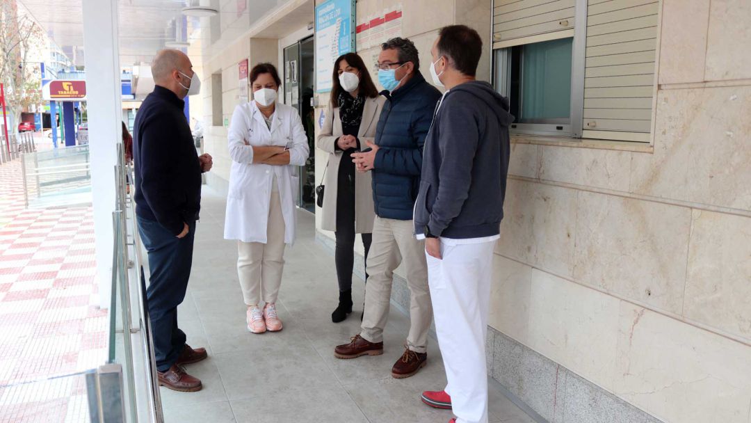 El alcalde Toni Pérez visita el centro de salud del Rincón de Loix