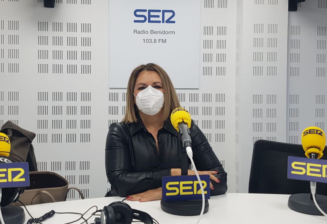 Nuria Montes, secretaria general de HOSBEC, en los estudios de Radio Benidorm
