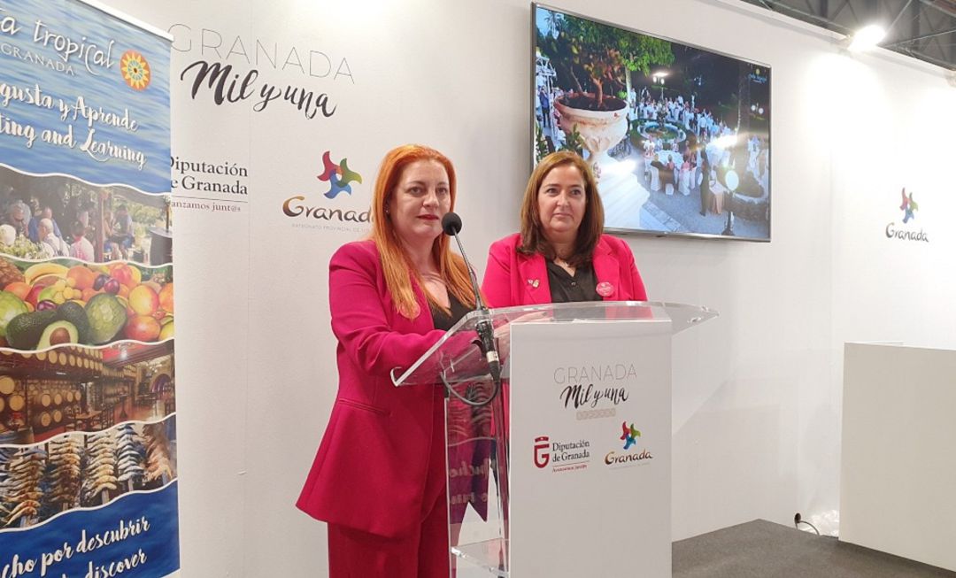 La presidenta de la Mancomunidad de municipios de la costa, Mª José Sánchez y Mª Eugenia Rufino durante la presentación de acciones promocionales en FITUR