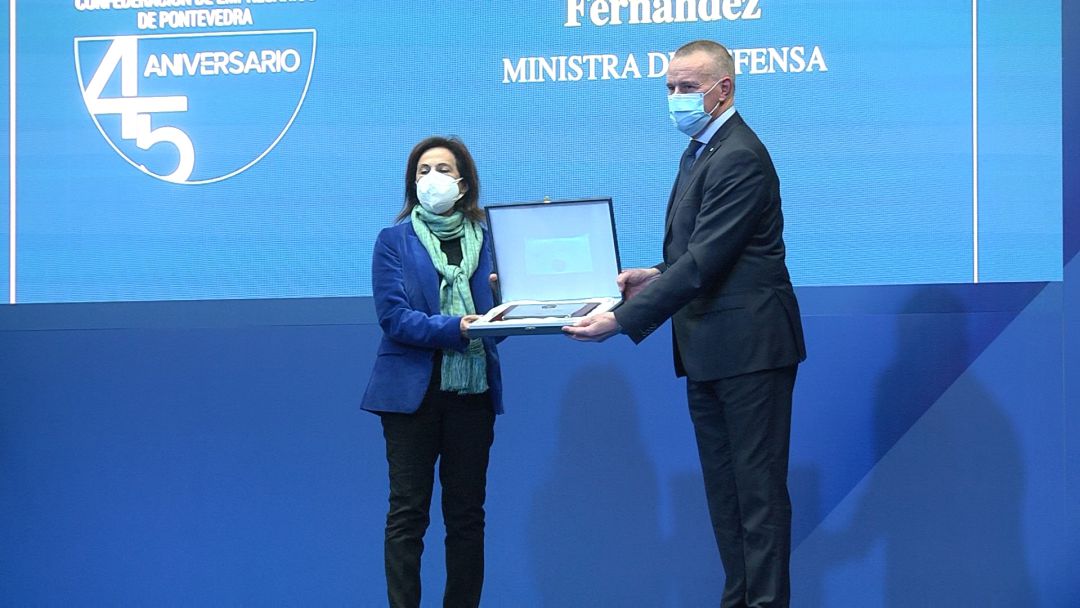 Margarita Robles recibe la Medalla de Oro de la CEP de manos de su presidente Jorge Cebreiros