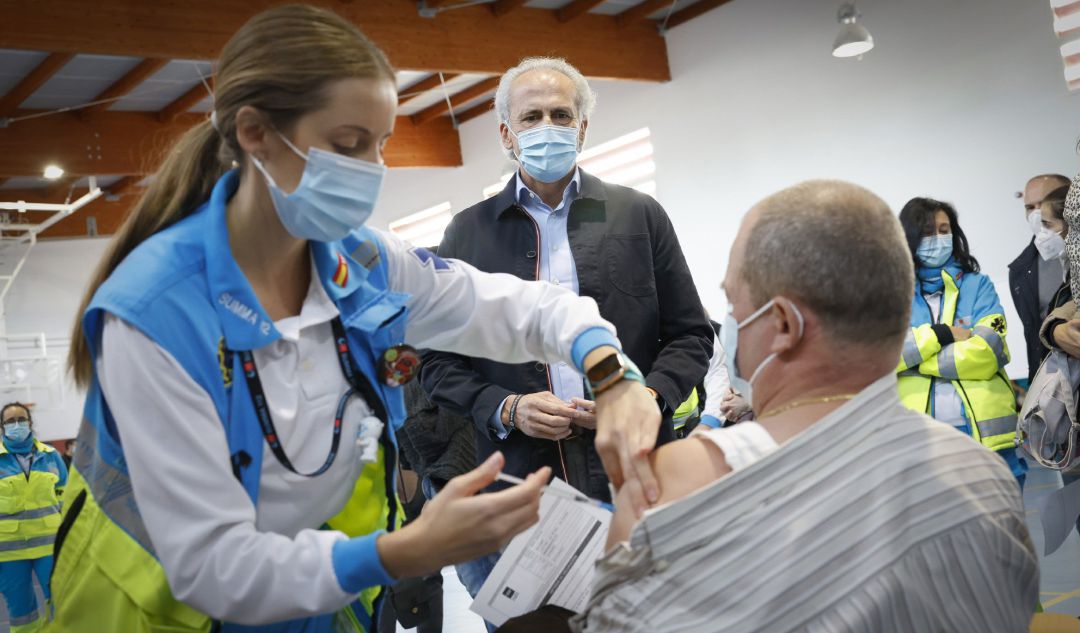 El consejero de Sanidad, Enrique Ruiz Escudero, en un centro de vacunación