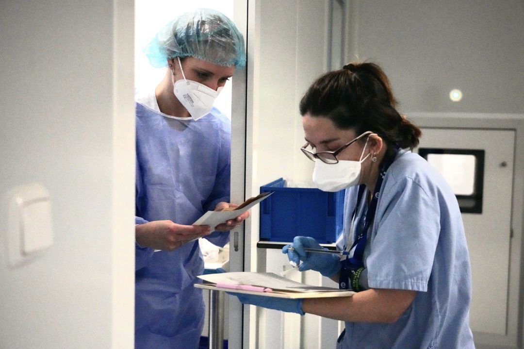 Dos enfermeras trabajan en el Hospital de Cruces.