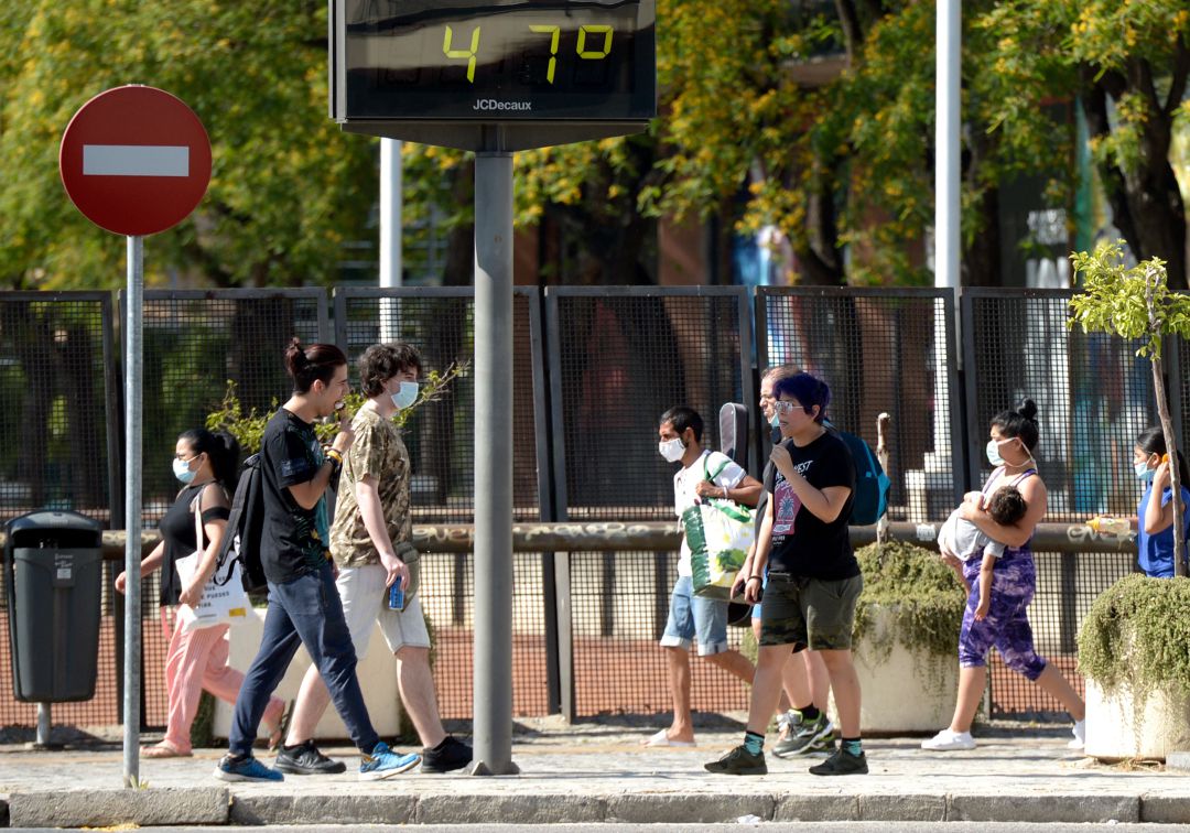 Personas pasean bajo el sol en Sevilla en el verano de 2020, con 47 grados de temperatura.