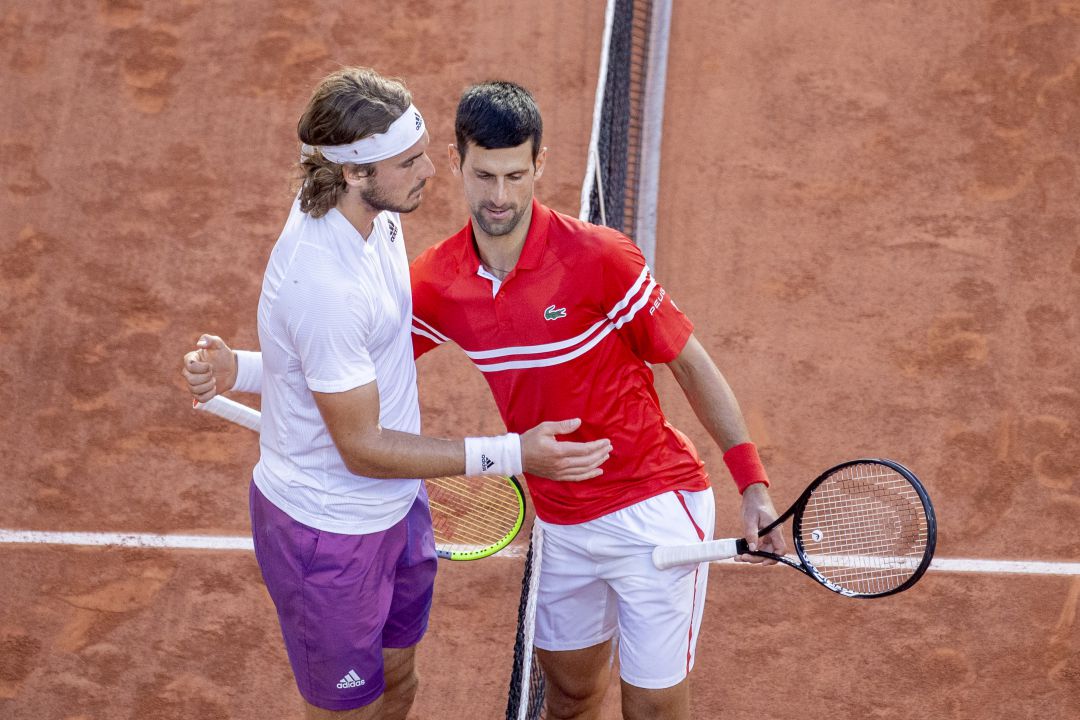 Tsitsipas y Djokovic se saludan en la final de Roland Garros 2021
