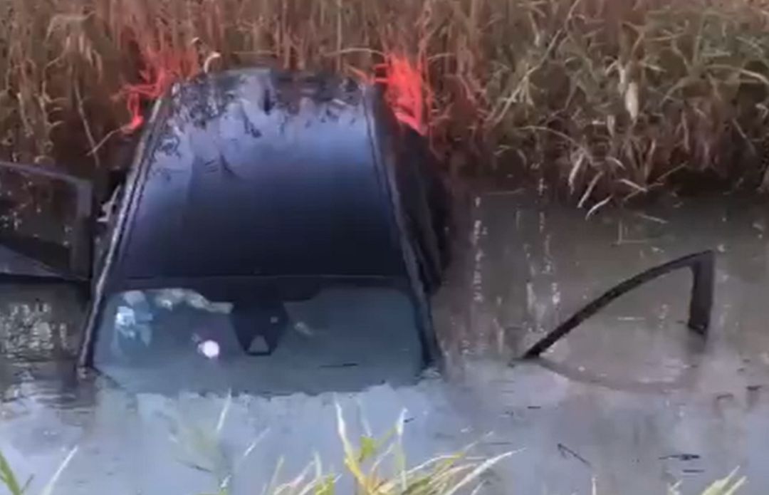 El coche acabó completamente sumergido.