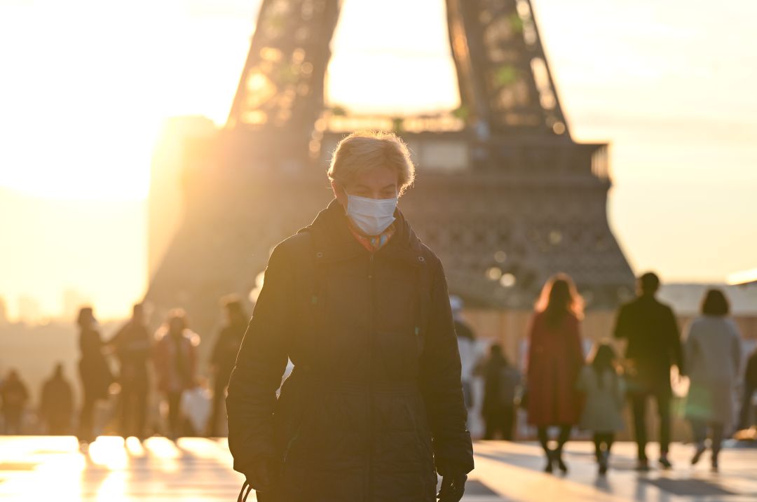 Impiden que sea obligatorio llevar la mascarilla al aire libre en París.