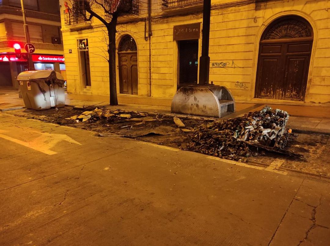 El pasado 8 de enero ardieron cuatro contenedores en la avenida del País Valencià de Alcoy.