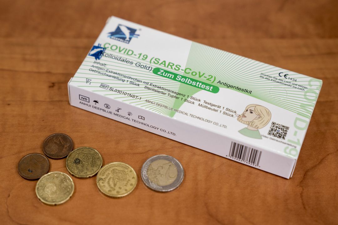 Un test de antígenos y su precio en monedas en una farmacia 