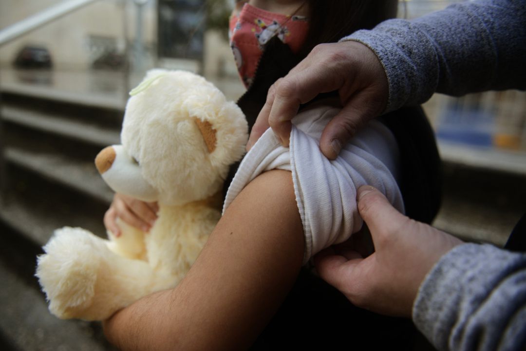Una niña se prepara para ser vacunada, el día en el que han reanudado el proceso de vacunación infantil