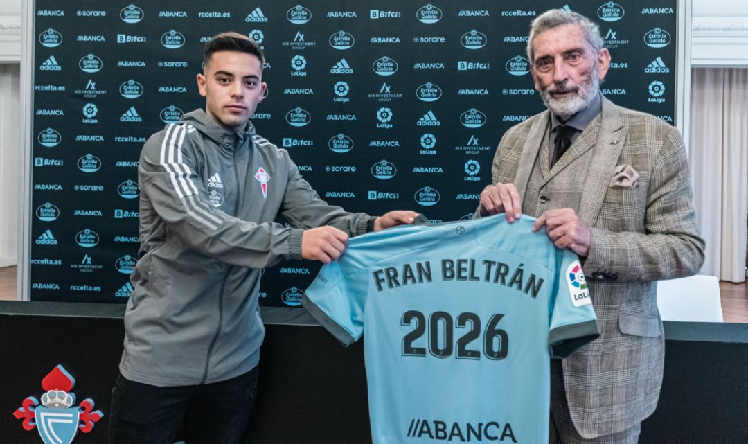 Beltrán y Mouriño con la camiseta que confirma la ampliación de su contrato hasta 2026