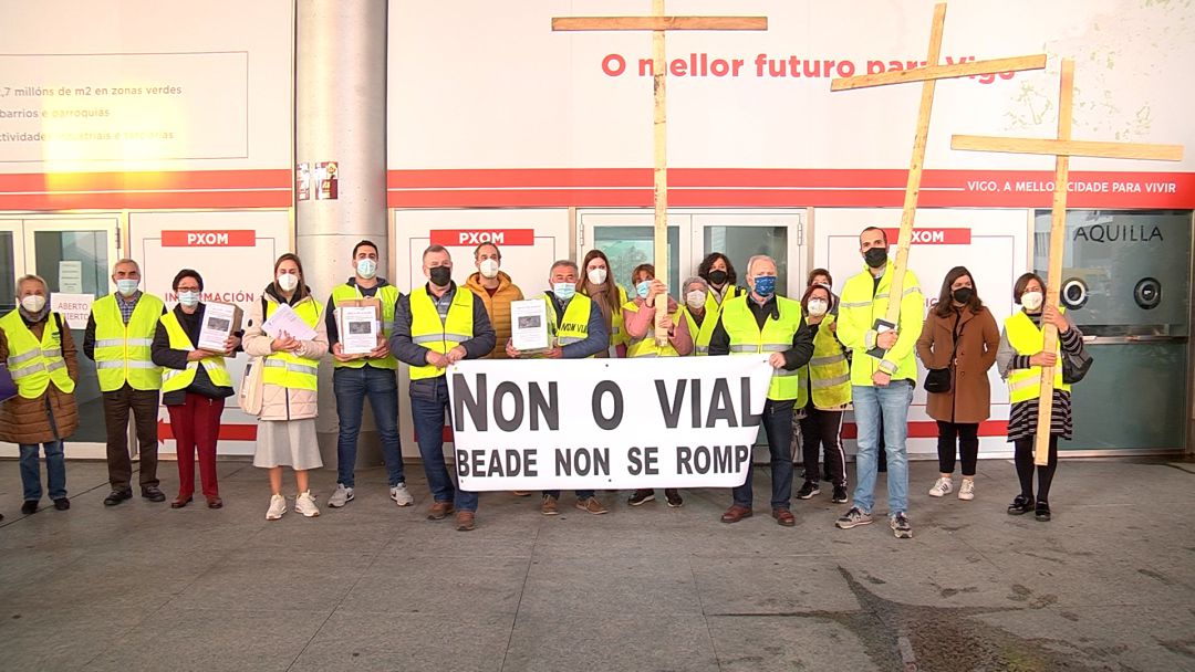 Los afectados por el vial a las puertas del Mar de Vigo donde se expone el PGOM 