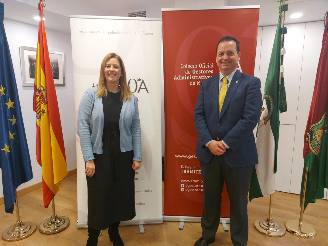 Lourdes Molina y Daniel Quijada en la sede del Colegio Oficial de Gestores Administrativos de Málaga 