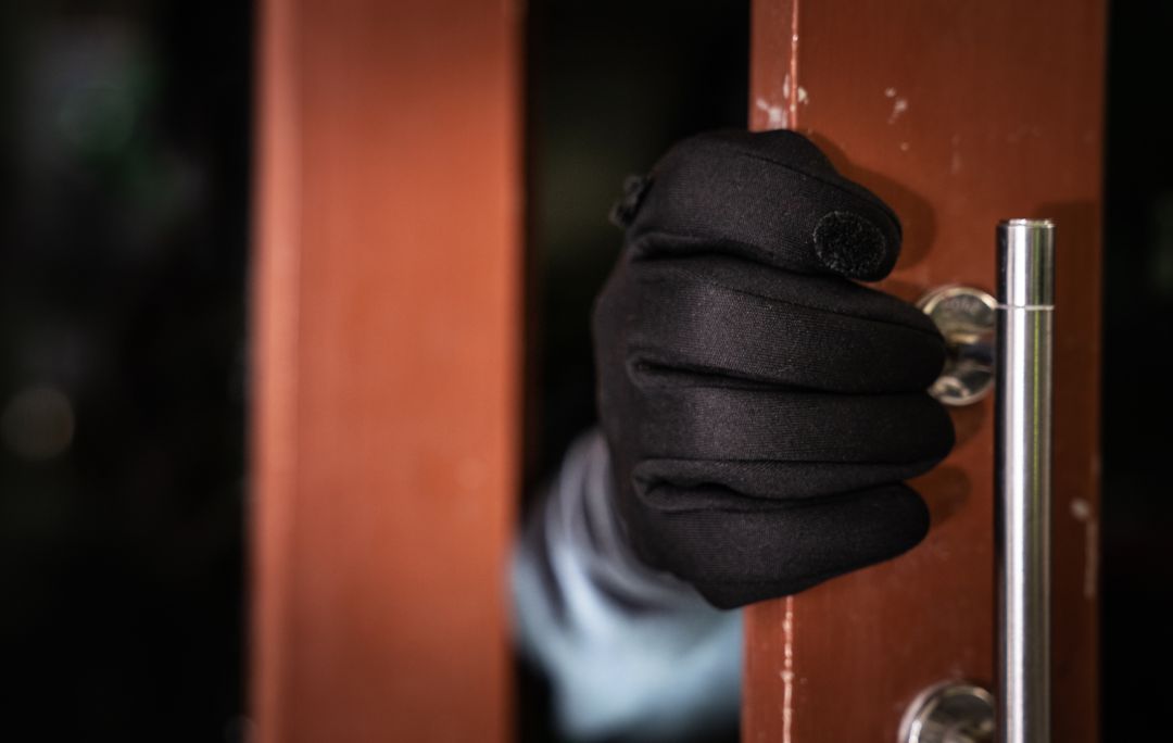 Los ladrones realizan diversas marcas en la puerta para entrar en casa.