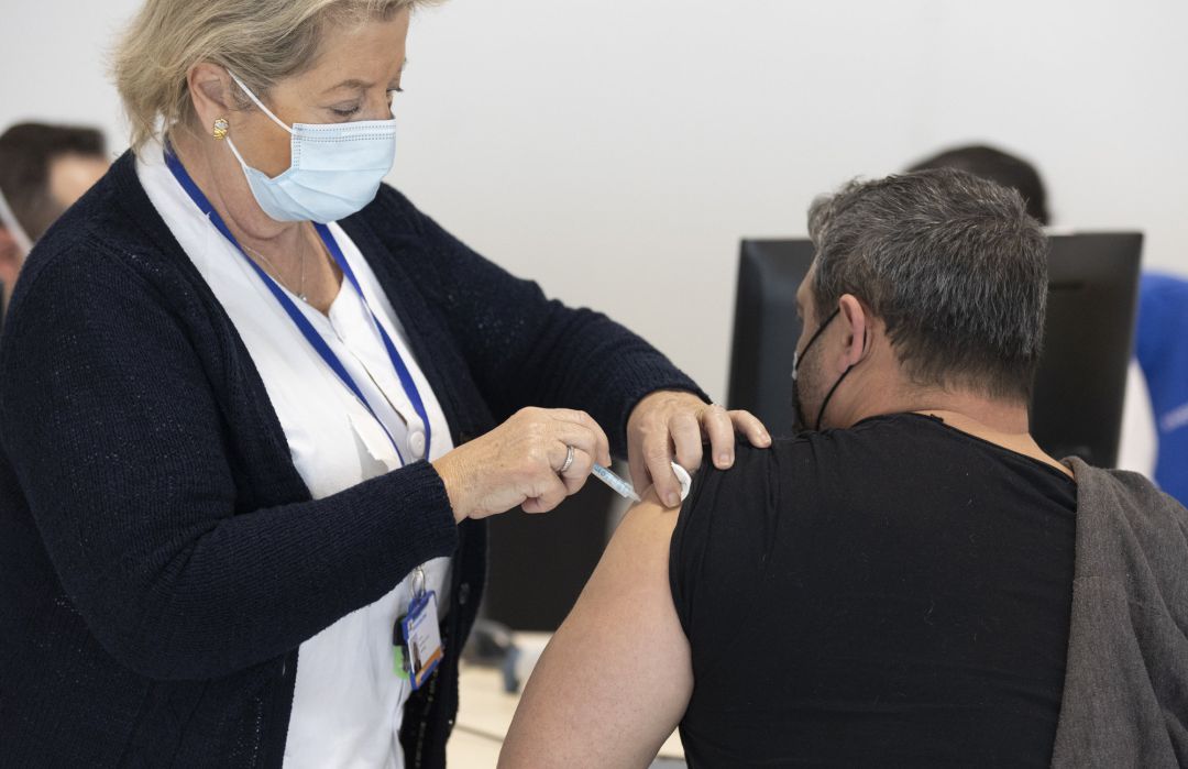 Un hombre recibe la tercera dosis de la vacuna contra el Covid-19
