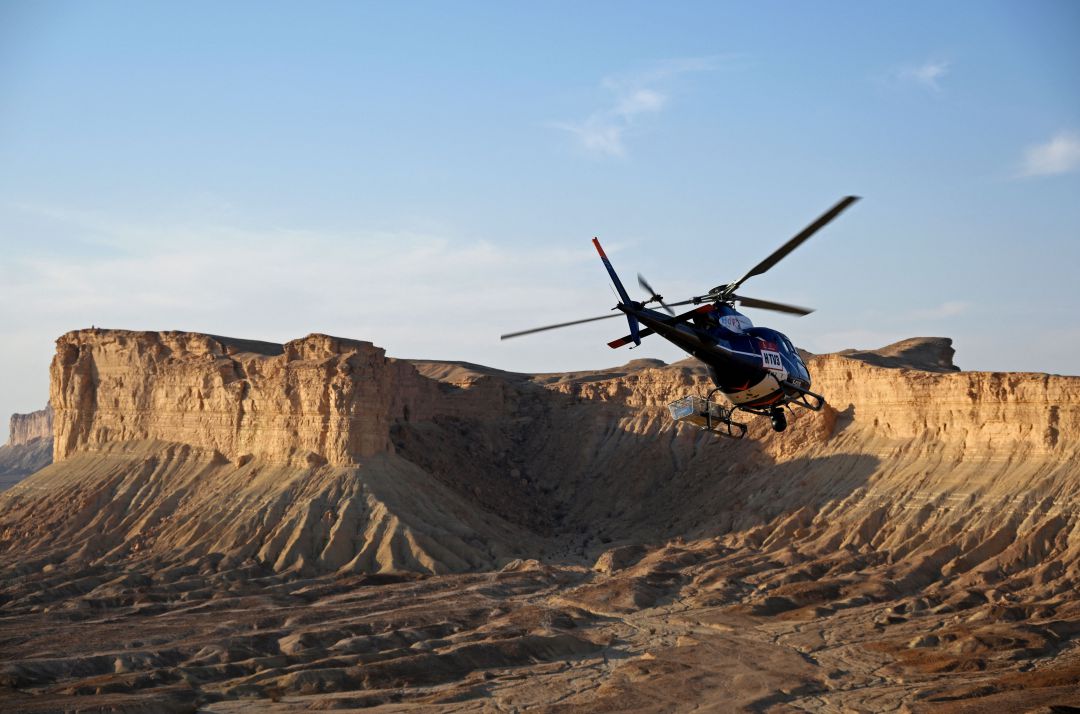 Un helicóptero sobrevuela una de las etapas del Rally Dakar 2022 
