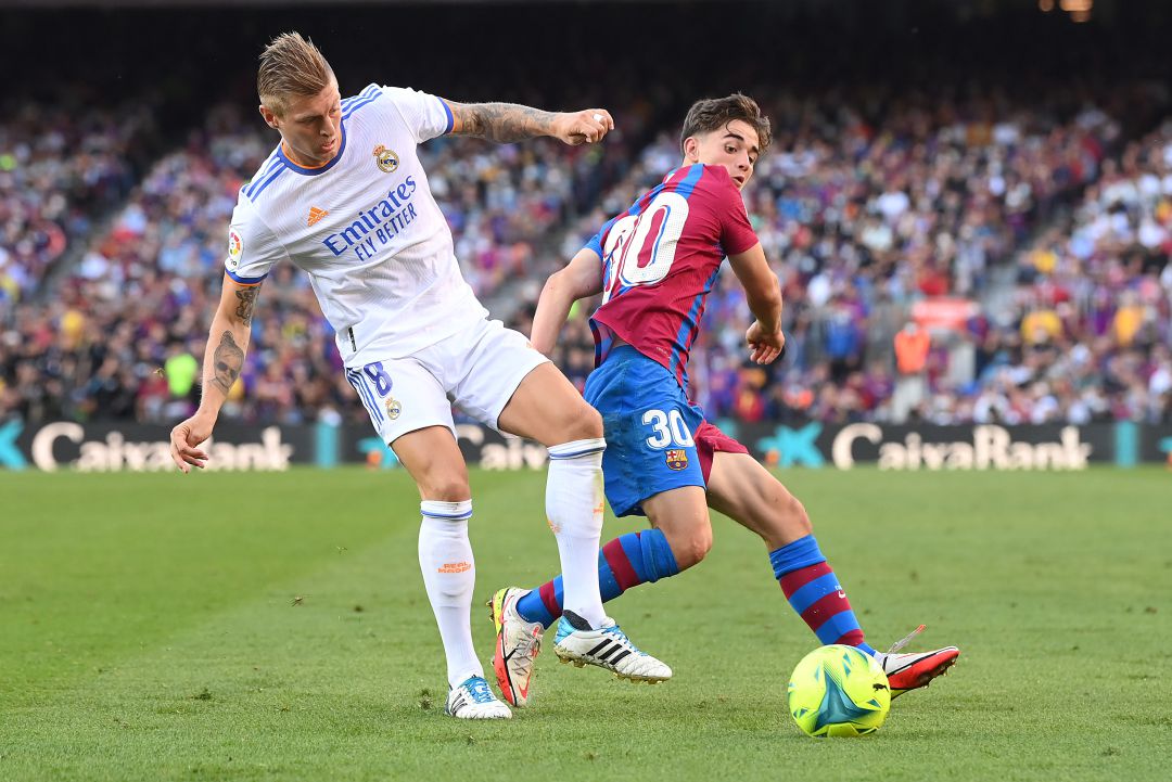 Kroos controla un balón bajo la presión de Gavi en el Clásico de LaLiga celebrado en el Camp Nou