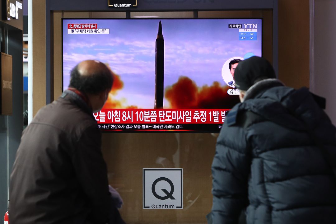 Personas en la estación de tren de Seúl ven en un televisor una imagen de archivo del lanzamiento de un misil de Corea del Norte.